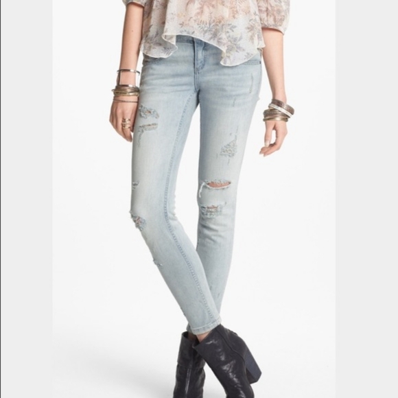 Free People Distressed Slightly Bleached Light Wash Stretch Skinny Jeans Size 27 - Picture 1 of 10